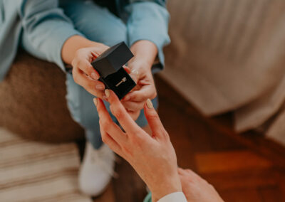 Charlotte overhandigt ring